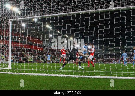 Rotherham, UK, 25.10.2023, AESSEAL New York Stadium, Rotherham, England - 25. Oktober 2023 Ellis Simms (9) aus Coventry City hat seinen Kopf von Viktor Johansson Torhüter von Rotherham United gerettet - während des Spiels Rotherham United gegen Coventry City, Sky Bet Championship, 2023/24, AESSEAL New York Stadium, Rotherham, Rotherham, England - 25. Oktober 2023 Credit: Arthur Haigh/WhiteRosePhotos/Alamy Live News Stockfoto