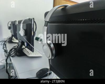 Computer stehen in einer Reihe auf einem Tisch in einem Computerklassenzimmer. Informatikbildungskonzept Stockfoto