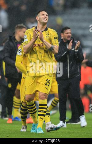 Newcastle upon Tyne, Großbritannien. Oktober 2023. Fußball: Champions League, Newcastle United - Borussia Dortmund, Gruppenphase, Gruppe F, Spieltag 3 in St. James' Park, Dortmunder Niklas Süle applaudiert den Fans nach dem Spiel. Quelle: Lindsey Parnaby/dpa/Alamy Live News Stockfoto