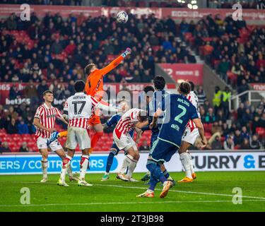 Oktober 2023; Bet365 Stadium, Stoke, Staffordshire, England; EFL Championship Football, Stoke City gegen Leeds United; Torhüter Mark Travers aus Stoke City schlägt den Ball frei Stockfoto