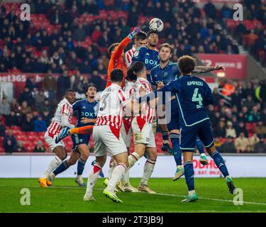 Oktober 2023; Bet365 Stadium, Stoke, Staffordshire, England; EFL Championship Football, Stoke City gegen Leeds United; Torhüter Mark Travers aus Stoke City schlägt den Ball aus seiner Box Stockfoto