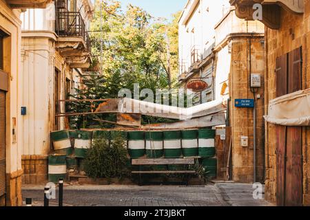 Mit Beton gefüllte Metallfässer bilden eine Mauer als Teil der „Green Line“, einer Pufferzone der Vereinten Nationen, die die Stadt Nikosia, Zypern, trennt Stockfoto