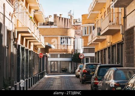 Eine ruhige, gepflegte und aufgeräumte Straße in der alten ummauerten Stadt Nikosia, Zypern Stockfoto