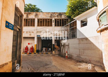 Eine ruhige Straßenecke in der alten ummauerten Stadt Nikosia, Zypern Stockfoto