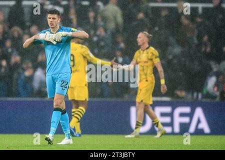 Newcastle upon Tyne, Großbritannien. Oktober 2023. Fußball: Champions League, Newcastle United - Borussia Dortmund, Gruppenphase, Gruppe F, Spieltag 3 in St. James' Park, Torhüter Nick Pope aus Newcastle reagiert nach dem Spiel. Quelle: Lindsey Parnaby/dpa/Alamy Live News Stockfoto