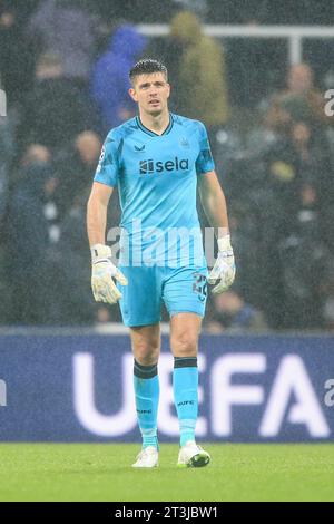 Newcastle upon Tyne, Großbritannien. Oktober 2023. Fußball: Champions League, Newcastle United - Borussia Dortmund, Gruppenphase, Gruppe F, Spieltag 3 in St. James' Park, Torhüter Nick Pope aus Newcastle reagiert nach dem Spiel. Quelle: Lindsey Parnaby/dpa/Alamy Live News Stockfoto