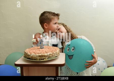 Schwester gratuliert Bruder zu seinem Geburtstag Stockfoto