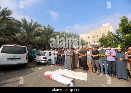 Gaza, Palästina. Oktober 2023. Palästinenser beten über die Leichen palästinensischer Opfer, die während des israelischen Bombardements getötet wurden, vor ihren Beerdigungen vor der Leichenhalle des Nasser Krankenhauses in Khan Yunis im südlichen Gazastreifen. Quelle: SOPA Images Limited/Alamy Live News Stockfoto