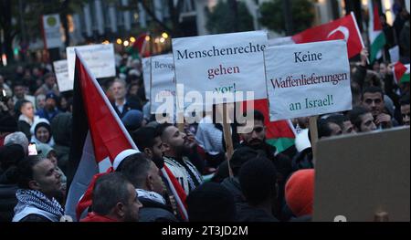 Versammlung unter dem Motto: Lasst uns friedlich unsere Stimme erheben für die Menschen und den Frieden im Nahen Osten auch für das palästinensische Volk auf der Adenauerallee in St. Georg zwischen demKreuzweg und der Böckmannstraße. Aufgerufen hatte dazu die SCHURA, der Rat der islamischen Gemeinschaften in Hamburg. Die pro-palästinensische Kundgebung wurde vorzeitig beendet, weil sich Demonstranten nicht an die erteilten Auflagen halten. Es war die erste genehmigte pro-palästinensische Kundgebung seit dem Angriff der Terrororganisation Hamas Anfang Oktober gegen Israel. Die Polizei begleite Stockfoto