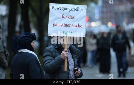 Versammlung unter dem Motto: Lasst uns friedlich unsere Stimme erheben für die Menschen und den Frieden im Nahen Osten auch für das palästinensische Volk auf der Adenauerallee in St. Georg zwischen demKreuzweg und der Böckmannstraße. Aufgerufen hatte dazu die SCHURA, der Rat der islamischen Gemeinschaften in Hamburg. Die pro-palästinensische Kundgebung wurde vorzeitig beendet, weil sich Demonstranten nicht an die erteilten Auflagen halten. Es war die erste genehmigte pro-palästinensische Kundgebung seit dem Angriff der Terrororganisation Hamas Anfang Oktober gegen Israel. Die Polizei begleite Stockfoto