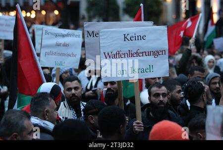 Versammlung unter dem Motto: Lasst uns friedlich unsere Stimme erheben für die Menschen und den Frieden im Nahen Osten auch für das palästinensische Volk auf der Adenauerallee in St. Georg zwischen demKreuzweg und der Böckmannstraße. Aufgerufen hatte dazu die SCHURA, der Rat der islamischen Gemeinschaften in Hamburg. Die pro-palästinensische Kundgebung wurde vorzeitig beendet, weil sich Demonstranten nicht an die erteilten Auflagen halten. Es war die erste genehmigte pro-palästinensische Kundgebung seit dem Angriff der Terrororganisation Hamas Anfang Oktober gegen Israel. Die Polizei begleite Stockfoto