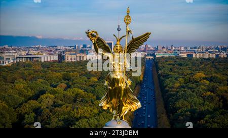 Luftbild der Siegessäule in Berlin am 25. Oktober 202. Demonstration in Solidaritaet mit Palestina in Berlin *** Luftaufnahme der Siegessäule in Berlin am 25. Oktober 202 Demonstration in Solidarität mit Palästina in Berlin Credit: Imago/Alamy Live News Stockfoto