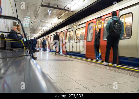 London Großbritannien. Oktober 2023. Pendler können jetzt ein Aufseufzen der Erleichterung aufatmen, da Transport for London das „vollständige und endgültige“ Angebot von 5 % an alle 16.000 Beschäftigten der Tube machte, um Streiks zu vermeiden. Quelle: Xiu Bao/Alamy Live News. Stockfoto