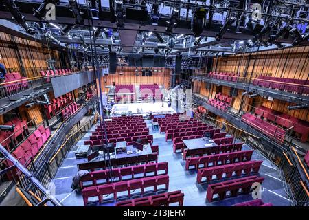 New York, USA. Oktober 2023. Gesamtansicht eines Auditoriums im Perelman Performing Arts Center (unter der Marke PACNYC). Das neue ikonische Performing Arts Center umfasst etwa 90.000 Quadratfuß (8.400 m2) auf drei Etagen. Quelle: Enrique Shore/Alamy Live News Stockfoto
