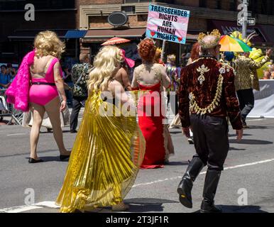 Rückansicht des Paradeteilnehmers, der mit Schild „Transgender People deserve Equal Protections“ läuft, Gay Pride Parade, 26. Juni 2022, New York City, Neu Stockfoto