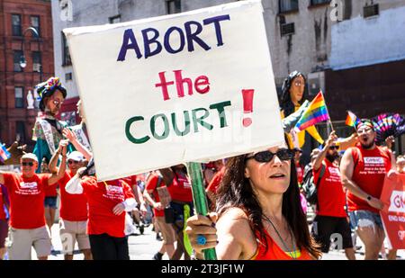Paradeteilnehmer zu Fuß mit Schild „Abort the Court“, Gay Pride Parade, 26. Juni 2022, New York City, New York, USA Stockfoto