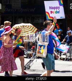 Paradeteilnehmer zu Fuß mit Schild „Happy Pride!“, Gay Pride Parade, 26. Juni 2022, New York City, New York, USA Stockfoto