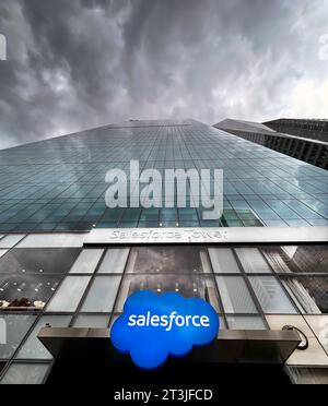 Flacher Blick auf den Salesforce Tower vor dem unheilvollen grauen Himmel, 1095 Avenue of the Americas, New York City, New York, USA Stockfoto