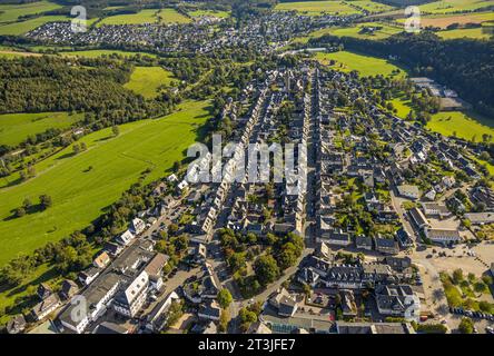 Luftbild, Ortsansicht Wohngebiet Oststraße und Weststraße mit Kath. St.-Alexander-Kirche, Schmallenberg, Sauerland, Nordrhein-Westfalen, Deutschland ACHTUNGxMINDESTHONORARx60xEURO *** Luftaufnahme, Stadtansicht Wohngebiet Oststraße und Weststraße mit katholischer St.-Alexander-Kirche, Schmallenberg, Sauerland, Nordrhein-Westfalen, Deutschland ATTENTIONxMINESTHONORARx60xEURO Credit: Imago/Alamy Live News Stockfoto