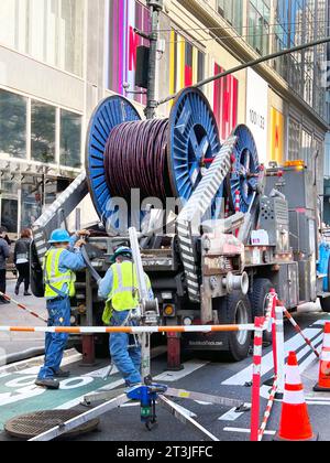 ConEdison Arbeiter und Lkw während Reparaturarbeiten, New York City, New York, USA Stockfoto