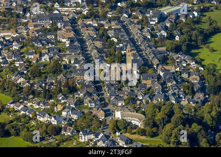 Luftbild, Ortsansicht Wohngebiet Oststraße und Weststraße mit Kath. St.-Alexander-Kirche, halbrundes Rathaus mit Bürgerbüro, Schmallenberg, Sauerland, Nordrhein-Westfalen, Deutschland ACHTUNGxMINDESTHONORARx60xEURO *** Luftaufnahme, Stadtansicht Wohngebiet Oststraße und Weststraße mit katholischer St. Alexander Kirche, halbrunde Rathaus mit Bürgerbüro, Schmallenberg, Sauerland, Nordrhein-Westfalen, Nordrhein-Westfalen, Deutschland ATTENTIONxMINESTHONORARx60xEURO Credit: Go/Alamy News Stockfoto