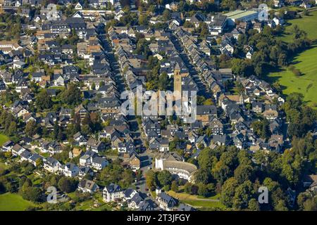 Luftbild, Ortsansicht Wohngebiet Oststraße und Weststraße mit Kath. St.-Alexander-Kirche, halbrundes Rathaus mit Bürgerbüro, Schmallenberg, Sauerland, Nordrhein-Westfalen, Deutschland ACHTUNGxMINDESTHONORARx60xEURO *** Luftaufnahme, Stadtansicht Wohngebiet Oststraße und Weststraße mit katholischer St. Alexander Kirche, halbrunde Rathaus mit Bürgerbüro, Schmallenberg, Sauerland, Nordrhein-Westfalen, Nordrhein-Westfalen, Deutschland ATTENTIONxMINESTHONORARx60xEURO Credit: Go/Alamy News Stockfoto