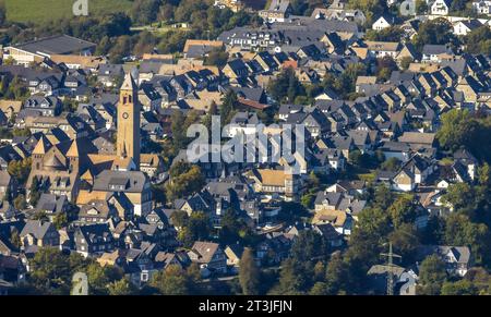 Luftbild, Ortsansicht Wohngebiet Oststraße und Weststraße mit Kath. St.-Alexander-Kirche, Schmallenberg, Sauerland, Nordrhein-Westfalen, Deutschland ACHTUNGxMINDESTHONORARx60xEURO *** Luftaufnahme, Stadtansicht Wohngebiet Oststraße und Weststraße mit katholischer St.-Alexander-Kirche, Schmallenberg, Sauerland, Nordrhein-Westfalen, Deutschland ATTENTIONxMINESTHONORARx60xEURO Credit: Imago/Alamy Live News Stockfoto