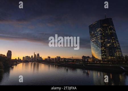 Wolkenhimmel über der Europäischen Zentralbank EZB Wolken ziehen kurz nach Sonnenuntergang über die Europäische Zentralbank EZB und die Frankfurter Bankenskyline hinweg. Frankfurt am Main Osthafen Hessen Deutschland *** Bewölkter Himmel über der Europäischen Zentralbank EZB Wolken ziehen über die Skyline der Europäischen Zentralbank EZB und der Frankfurter Bank kurz nach Sonnenuntergang Frankfurt am Main Osthafen Hessen Deutschland 2023-10-25 ffm ezb Skyline 01 Credit: Imago/Alamy Live News Stockfoto