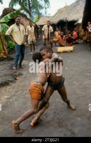 Jungs aus der ethnischen Gruppe Libinza spielen traditionelle Pongo-Ringen im Takt der Trommeln. Ngiri River Area, Demokratische Republik Kongo, Afrika Stockfoto