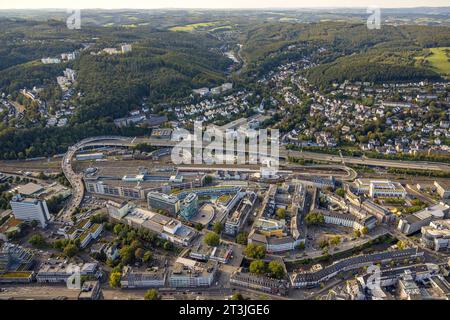 Luftbild, City, Bogen der Hüttentalstraße Bundesstraße B54 über Bahngleise am Hauptbahnhof an der City-Galerie, Siegen-Kernband, Siegen, Siegerland, Nordrhein-Westfalen, Deutschland ACHTUNGxMINDESTHONORARx60xEURO *** Luftansicht, Stadt, Bogen der Hüttentalstraße Bundesstraße B54 über Gleise am Hauptbahnhof City Galerie, Siegen Kernband, Siegen, Siegerland, Nordrhein-Westfalen, Deutschland ATTENTIONxMINESTHONORARx60xEURO Credit: Imago/Alamy Live News Stockfoto