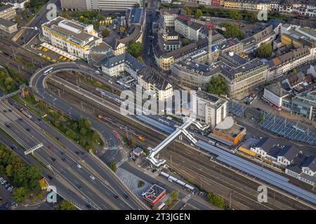 Luftbild, Bogen der Freudenberger Straße über die Bahngleise am Hauptbahnhof, Fußgängerbrücke über den Bahnhof, Siegen-Kernband, Siegen, Siegerland, Nordrhein-Westfalen, Deutschland ACHTUNGxMINDESTHONORARx60xEURO *** Luftansicht, Bogen der Freudenberger Straße über die Bahngleise am Hauptbahnhof, Fußgängerbrücke über den Bahnhof, Siegen Kernband, Siegen, Siegerland, Nordrhein-Westfalen, Deutschland ATTENTIONxMINESTHONORARx60xEURO Credit: Imago/Alamy Live News Stockfoto