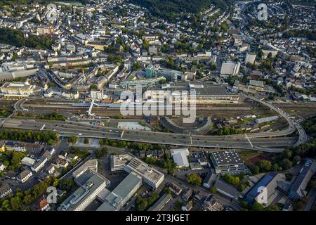 Luftbild, City, Bogen der Hüttentalstraße Bundesstraße B54 über Bahngleise am Hauptbahnhof an der City-Galerie, Ringlokschuppen, Bogen der Freudenberger Straße über die Bahngleise am Hauptbahnhof, Fußgängerbrücke über den Bahnhof, Siegen-Kernband, Siegen, Siegerland, Nordrhein-Westfalen, Deutschland ACHTUNGxMINDESTHONORARx60xEURO *** Luftansicht, Stadt, Bogen Hüttentalstraße Bundesstraße B54 über Gleise am Hauptbahnhof in der City Galerie, Rundgang, Bogen Freudenberger Straße über Gleise am Hauptbahnhof, Fußgängerbrücke über den Bahnhof, Siegen Kernband, Siegen, Si Stockfoto