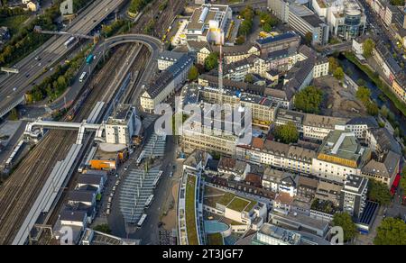 Luftbild, Bogen der Freudenberger Straße über die Bahngleise am Hauptbahnhof, Fußgängerbrücke über den Bahnhof, Siegen-Kernband, Siegen, Siegerland, Nordrhein-Westfalen, Deutschland ACHTUNGxMINDESTHONORARx60xEURO *** Luftansicht, Bogen der Freudenberger Straße über die Bahngleise am Hauptbahnhof, Fußgängerbrücke über den Bahnhof, Siegen Kernband, Siegen, Siegerland, Nordrhein-Westfalen, Deutschland ATTENTIONxMINESTHONORARx60xEURO Credit: Imago/Alamy Live News Stockfoto