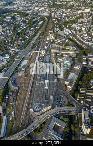 Luftbild, Hauptbahnhof, Bogen der Freudenberger Straße über die Bahngleise am Hauptbahnhof, Fußgängerbrücke über den Bahnhof, Siegen-Kernband, Siegen, Siegerland, Nordrhein-Westfalen, Deutschland ACHTUNGxMINDESTHONORARx60xEURO *** Luftansicht, Hauptbahnhof, Bogen der Freudenberger Straße über die Gleise am Hauptbahnhof, Fußgängerbrücke über den Bahnhof, Siegen Kernband, Siegen, Siegerland, Nordrhein-Westfalen, Deutschland ATTENTIONxMINDESTHONORARx60xEURO Credit: Imago/Alamy Live News Stockfoto