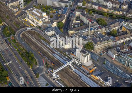 Luftbild, Bogen der Freudenberger Straße über die Bahngleise am Hauptbahnhof, Fußgängerbrücke über den Bahnhof, Siegen-Kernband, Siegen, Siegerland, Nordrhein-Westfalen, Deutschland ACHTUNGxMINDESTHONORARx60xEURO *** Luftansicht, Bogen der Freudenberger Straße über die Bahngleise am Hauptbahnhof, Fußgängerbrücke über den Bahnhof, Siegen Kernband, Siegen, Siegerland, Nordrhein-Westfalen, Deutschland ATTENTIONxMINESTHONORARx60xEURO Credit: Imago/Alamy Live News Stockfoto