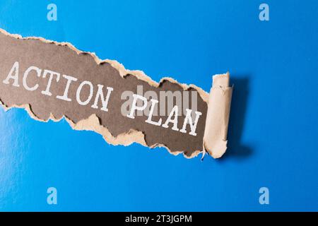 Papierplatte mit Text-AKTIONSPLAN 2021. Diagramm, Notizblock und blauer Hintergrund, Stockfoto