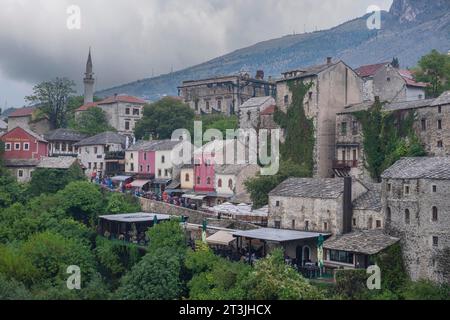 Altstadt mit Karadjoz Beg Moschee, im Regen, Mostar, Herzegowina, Bosnien und Herzegowina Stockfoto