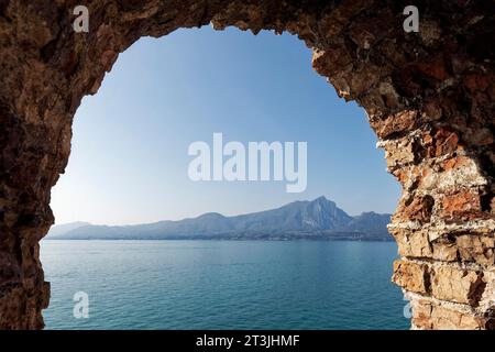 Gardasee, Blick durch die Fensteröffnung auf das Schloss Scaliger Torri del Benaco, Veneto, Provinz Verona, Italien Stockfoto