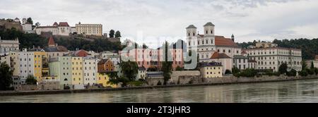 Blick über den Innenkai bis zur Veste Oberhaus, Panoramablick, Passau, Bayern, Deutschland Stockfoto