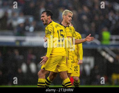 25. Oktober 2023; St. James' Park, Newcastle, England; UEFA Champions League Football, Newcastle United gegen Borussia Dortmund; Giovanni Reyna aus Borussia Dortmund feiert mit Mats Hummels aus Borussia Dortmund nach dem Sieg Stockfoto