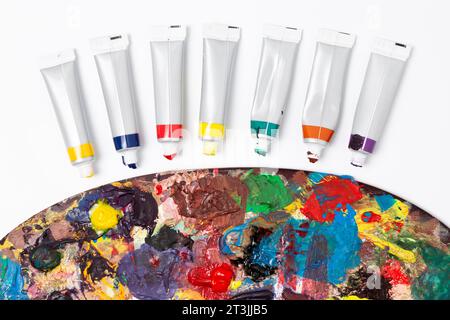 Schließen Sie schmutzige Aquarellröhren in der Farbpalette Stockfoto