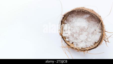 Kokoskorb mit Badesalz-Spa-Konzept Stockfoto