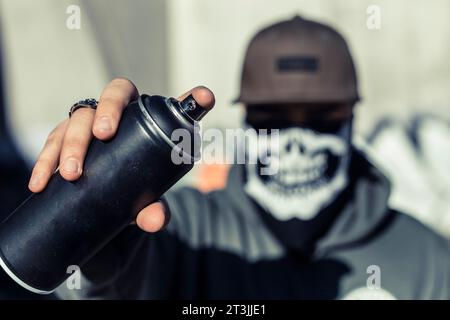 Nahaufnahme der Hand des Mannes mit schwarzer Aerosoldose Stockfoto