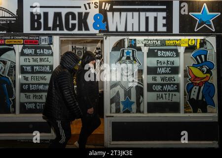 Newcastle upon Tyne, Großbritannien. Oktober 2023. Newcastle United Fans nach ihrem Heimspiel der UEFA Champions League gegen Borussia Dortmund, das mit 0:1 endete. Quelle: Hazel Plater/Alamy Live News Stockfoto