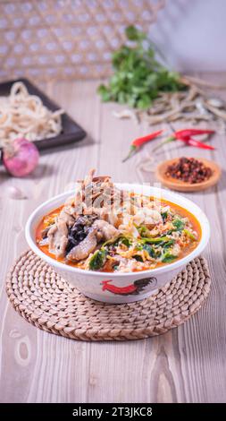 Eine Nahaufnahme eines Tellers Nudelsuppe mit Fleisch Stockfoto