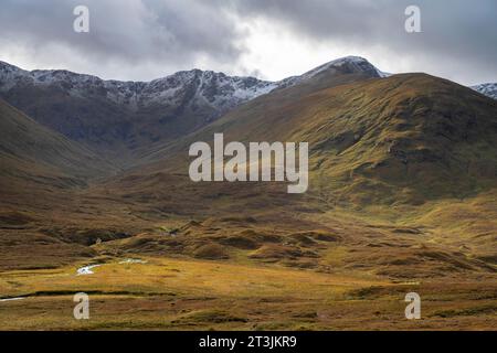 Herbstlandschaft der Highlands mit schneebedeckten Berggipfeln, Glen Sheil Ridge, River Cluanie Valley, Schottland, Großbritannien Stockfoto