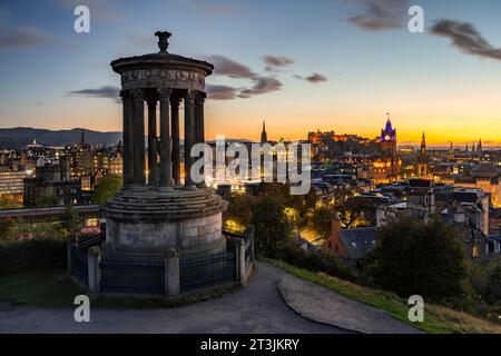 Blick vom Calton Hill mit dem Dugald Stewart Monument über die historische Altstadt mit Edinburgh Castle bei Nacht, Dämmerung, Edinburgh, Schottland, United Stockfoto