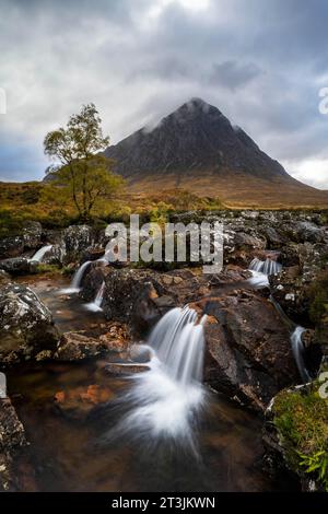 Wasserfall in Herbstlandschaft, Buachaille Etive Mor Mountain in Glen Etive, Glencoe Valley, West Highlands, Schottland, Großbritannien Stockfoto