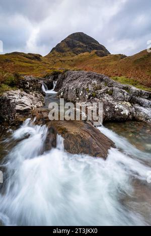 Glencoe Waterfall, Wasserfall im herbstlichen Glencoe Valley, West Highlands, Schottland, Vereinigtes Königreich Stockfoto