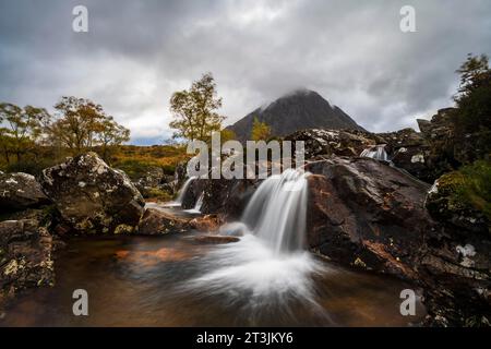 Wasserfall in Herbstlandschaft, Buachaille Etive Mor Mountain in Glen Etive, Glencoe Valley, West Highlands, Schottland, Großbritannien Stockfoto